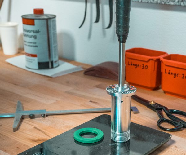 Wiegen bevor der Stiel zum Lasern der Griffnummer geht